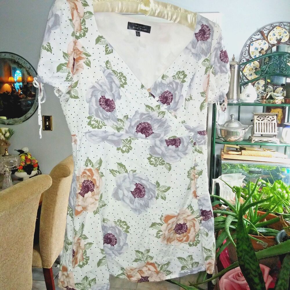Blue Blush wrap Blouse Juniors size Large cloth covered buttons floral white